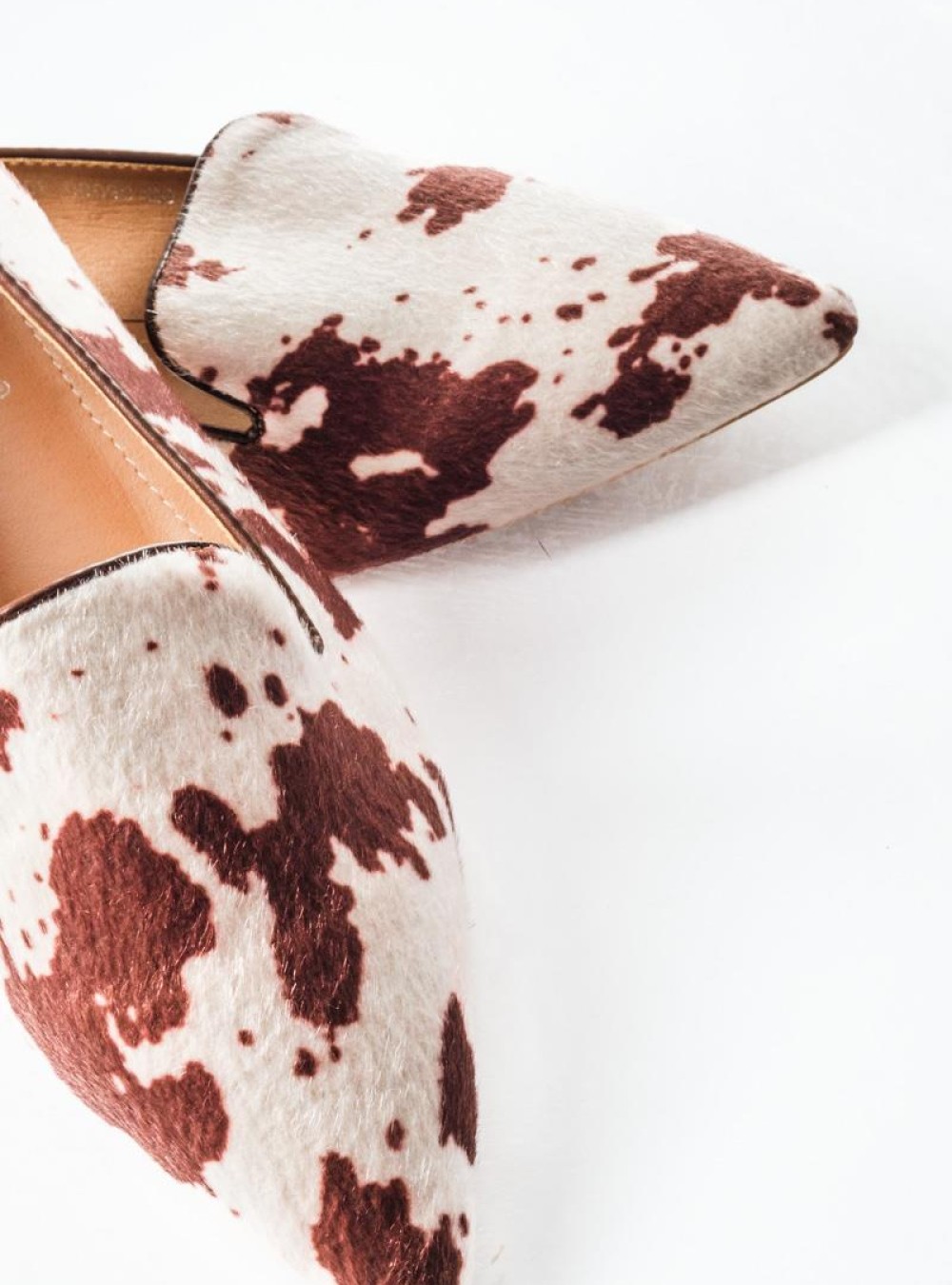 Ponyskin γυναικείες μυτερές μπαλαρίνες με εντυπωσιακό cow print σχέδιο ΚΑΦΕ Ponyskin γυναικείες μυτερές μπαλαρίνες με εντυπωσιακό cow print σχέδιο ΚΑΦΕ