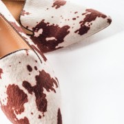 Ponyskin γυναικείες μυτερές μπαλαρίνες με εντυπωσιακό cow print σχέδιο ΚΑΦΕ Ponyskin γυναικείες μυτερές μπαλαρίνες με εντυπωσιακό cow print σχέδιο ΚΑΦΕ