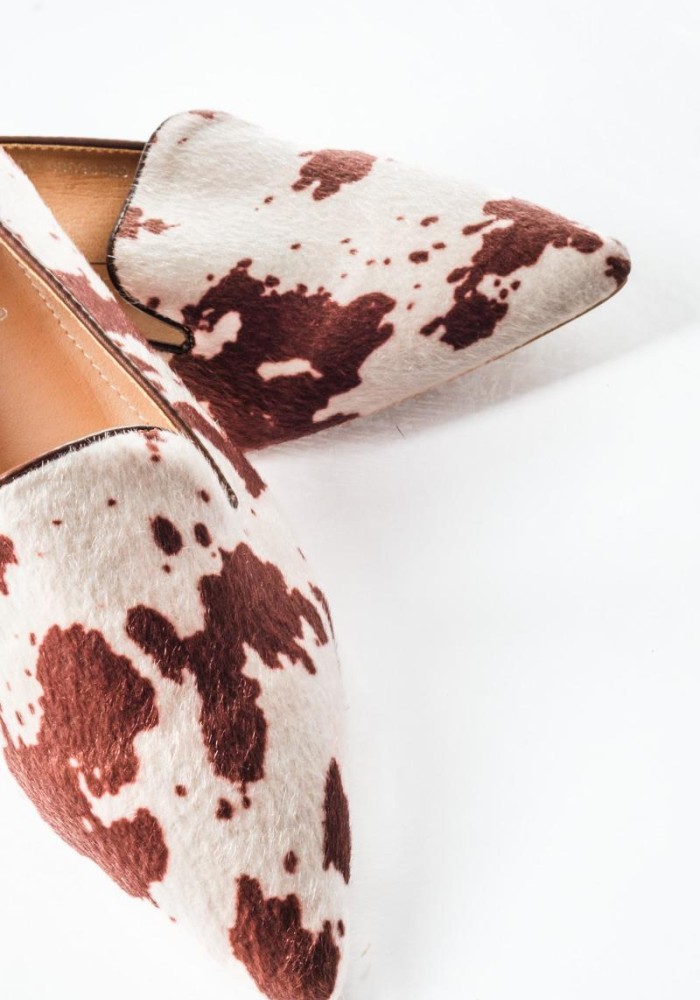 Ponyskin γυναικείες μυτερές μπαλαρίνες με εντυπωσιακό cow print σχέδιο ΚΑΦΕ