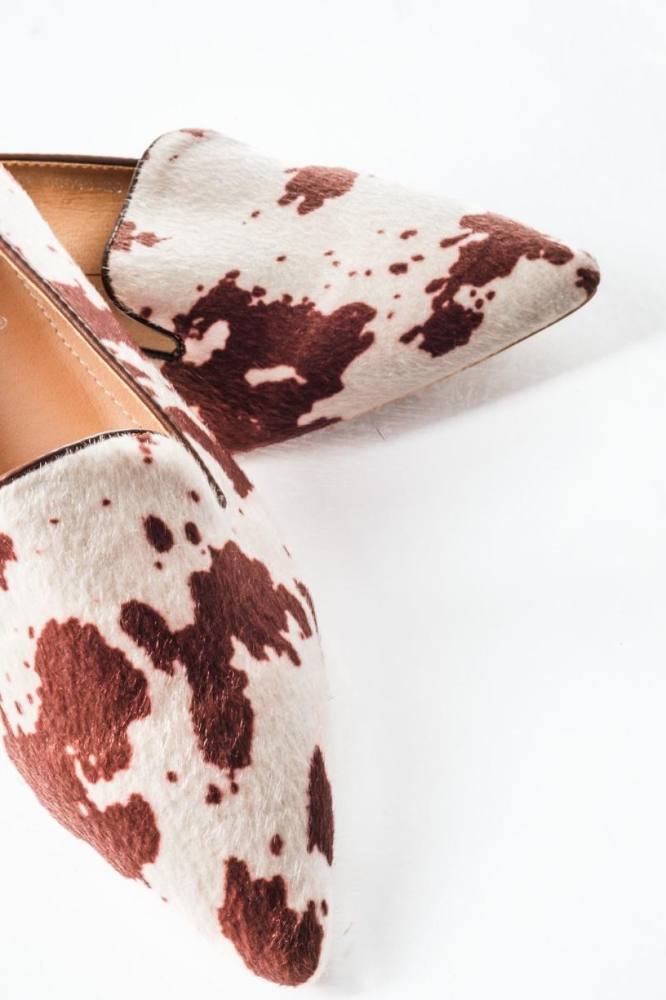 Ponyskin γυναικείες μυτερές μπαλαρίνες με εντυπωσιακό cow print σχέδιο ΚΑΦΕ