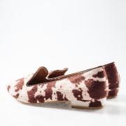 Ponyskin γυναικείες μυτερές μπαλαρίνες με εντυπωσιακό cow print σχέδιο ΚΑΦΕ Ponyskin γυναικείες μυτερές μπαλαρίνες με εντυπωσιακό cow print σχέδιο ΚΑΦΕ