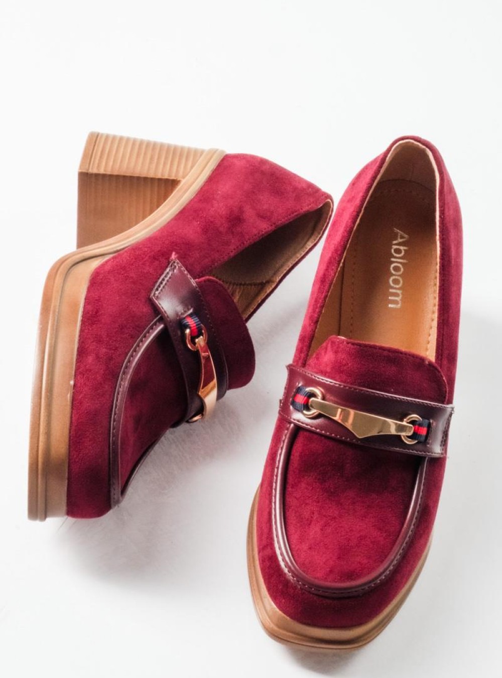 Suede loafers με χοντρό τακούνι ξύλινης όψης και μεταλλική αγκράφα ΜΠΟΡΝΤΩ Suede loafers με χοντρό τακούνι ξύλινης όψης και μεταλλική αγκράφα ΜΠΟΡΝΤΩ