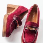 Suede loafers με χοντρό τακούνι ξύλινης όψης και μεταλλική αγκράφα ΜΠΟΡΝΤΩ Suede loafers με χοντρό τακούνι ξύλινης όψης και μεταλλική αγκράφα ΜΠΟΡΝΤΩ