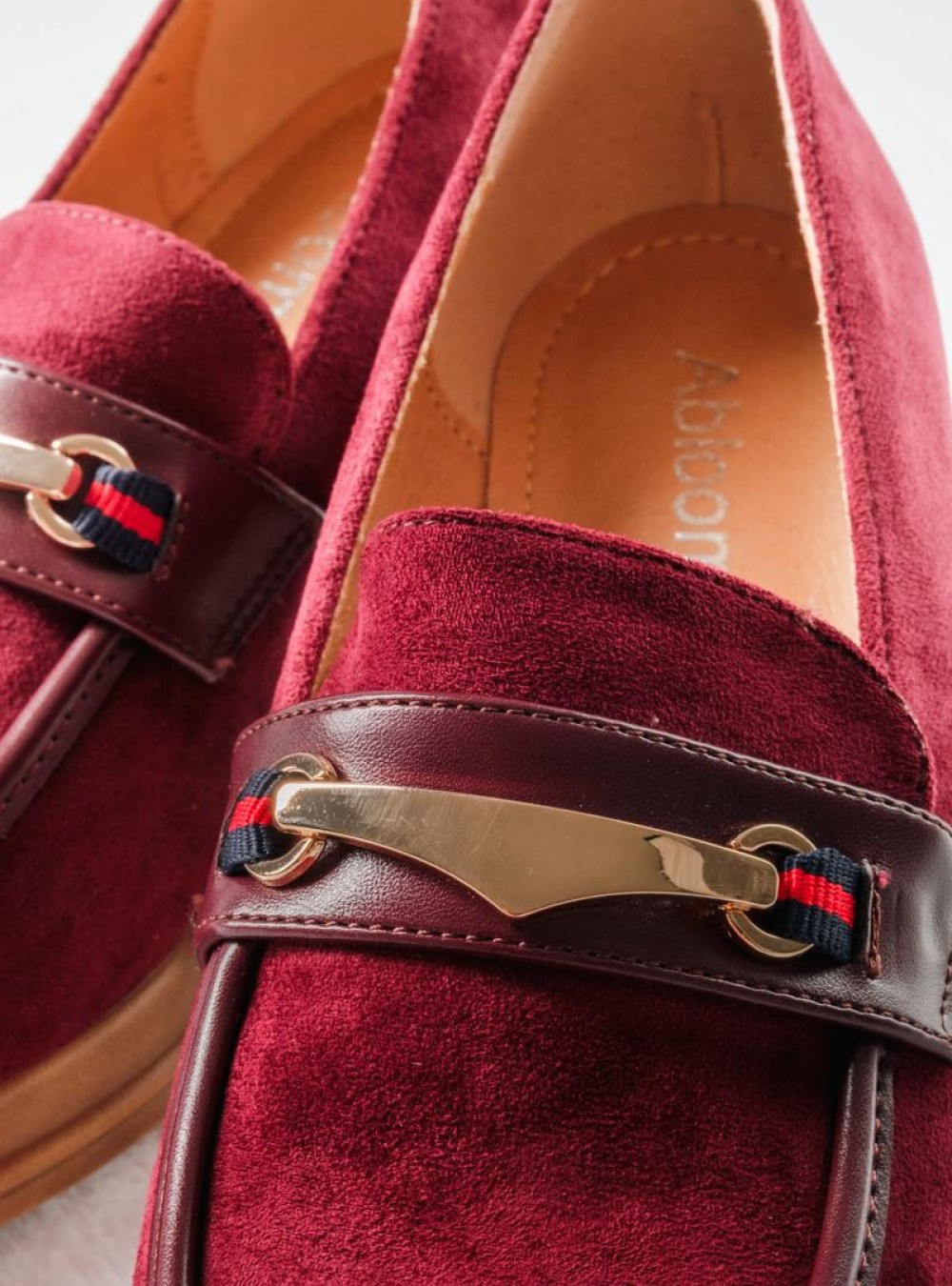 Suede loafers με χοντρό τακούνι ξύλινης όψης και μεταλλική αγκράφα ΜΠΟΡΝΤΩ Suede loafers με χοντρό τακούνι ξύλινης όψης και μεταλλική αγκράφα ΜΠΟΡΝΤΩ