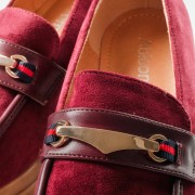 Suede loafers με χοντρό τακούνι ξύλινης όψης και μεταλλική αγκράφα ΜΠΟΡΝΤΩ Suede loafers με χοντρό τακούνι ξύλινης όψης και μεταλλική αγκράφα ΜΠΟΡΝΤΩ