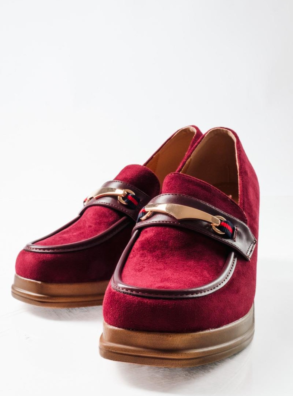 Suede loafers με χοντρό τακούνι ξύλινης όψης και μεταλλική αγκράφα ΜΠΟΡΝΤΩ Suede loafers με χοντρό τακούνι ξύλινης όψης και μεταλλική αγκράφα ΜΠΟΡΝΤΩ