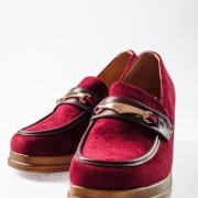 Suede loafers με χοντρό τακούνι ξύλινης όψης και μεταλλική αγκράφα ΜΠΟΡΝΤΩ Suede loafers με χοντρό τακούνι ξύλινης όψης και μεταλλική αγκράφα ΜΠΟΡΝΤΩ
