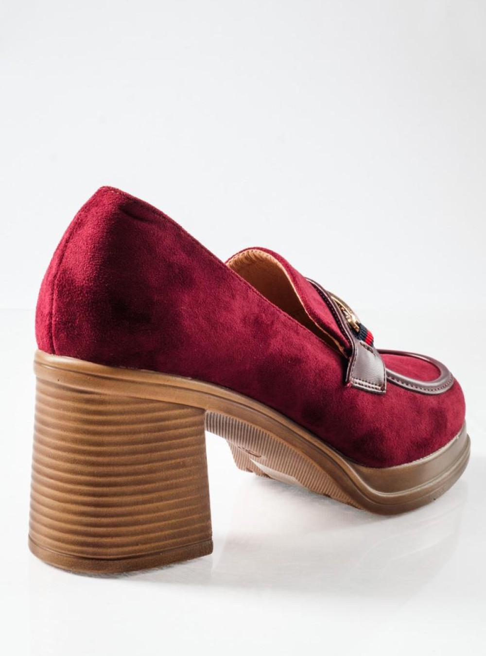 Suede loafers με χοντρό τακούνι ξύλινης όψης και μεταλλική αγκράφα ΜΠΟΡΝΤΩ Suede loafers με χοντρό τακούνι ξύλινης όψης και μεταλλική αγκράφα ΜΠΟΡΝΤΩ