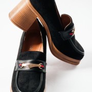 Suede loafers με χοντρό τακούνι ξύλινης όψης και μεταλλική αγκράφα ΜΑΥΡΟ Suede loafers με χοντρό τακούνι ξύλινης όψης και μεταλλική αγκράφα ΜΑΥΡΟ