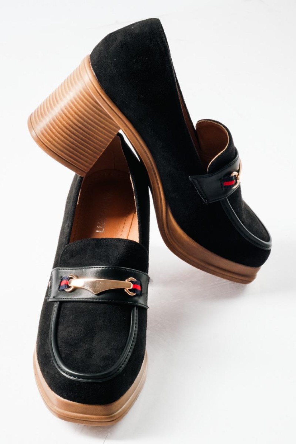 Suede loafers με χοντρό τακούνι ξύλινης όψης και μεταλλική αγκράφα ΜΑΥΡΟ Suede loafers με χοντρό τακούνι ξύλινης όψης και μεταλλική αγκράφα ΜΑΥΡΟ