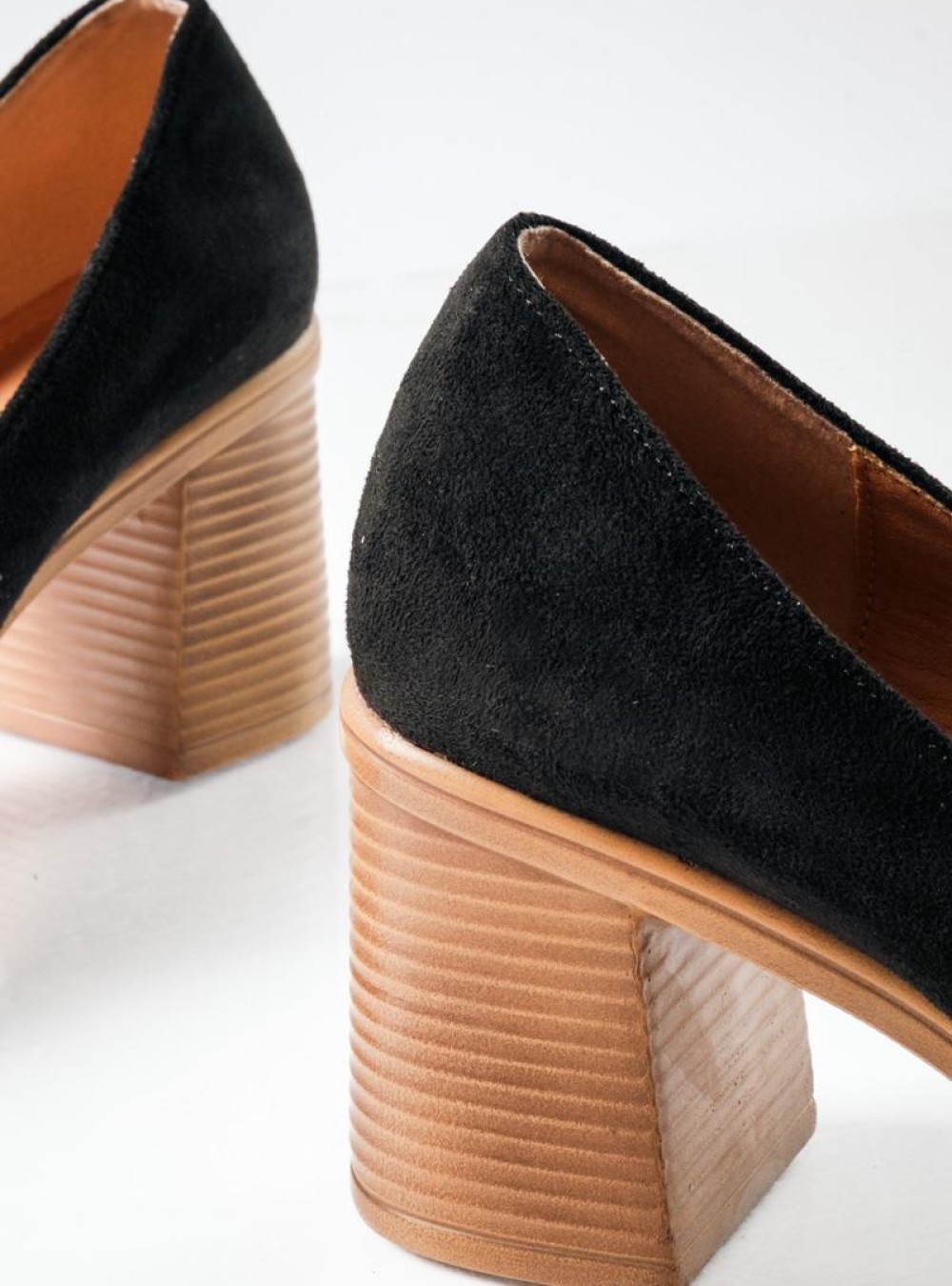 Suede loafers με χοντρό τακούνι ξύλινης όψης και μεταλλική αγκράφα ΜΑΥΡΟ Suede loafers με χοντρό τακούνι ξύλινης όψης και μεταλλική αγκράφα ΜΑΥΡΟ