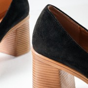 Suede loafers με χοντρό τακούνι ξύλινης όψης και μεταλλική αγκράφα ΜΑΥΡΟ Suede loafers με χοντρό τακούνι ξύλινης όψης και μεταλλική αγκράφα ΜΑΥΡΟ