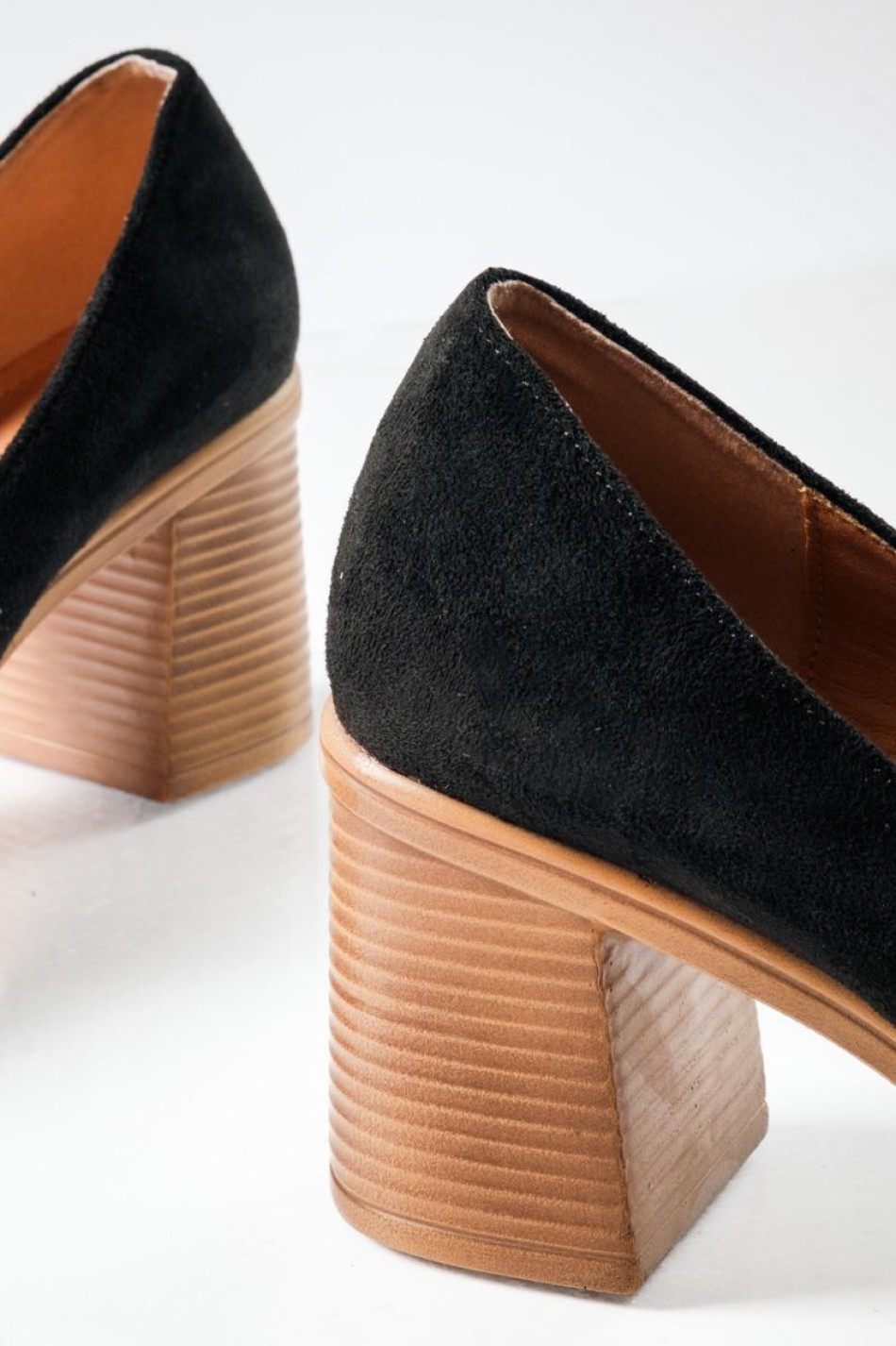 Suede loafers με χοντρό τακούνι ξύλινης όψης και μεταλλική αγκράφα ΜΑΥΡΟ Suede loafers με χοντρό τακούνι ξύλινης όψης και μεταλλική αγκράφα ΜΑΥΡΟ