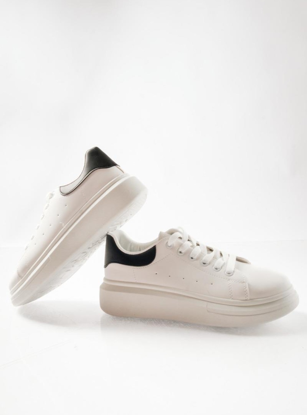 Δίσολα sneakers λευκά με μαύρη λεπτομέρεια στη φτέρνα ΑΣΠΡΟ/ΜΑΥΡΟ Δίσολα sneakers λευκά με μαύρη λεπτομέρεια στη φτέρνα ΑΣΠΡΟ/ΜΑΥΡΟ