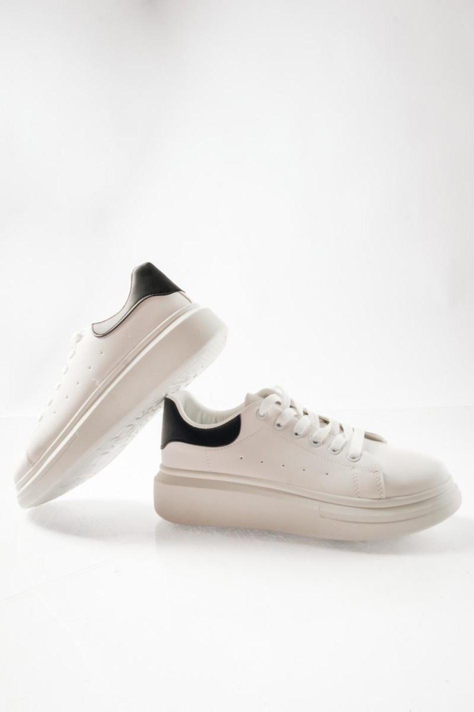 Δίσολα sneakers λευκά με μαύρη λεπτομέρεια στη φτέρνα ΑΣΠΡΟ/ΜΑΥΡΟ