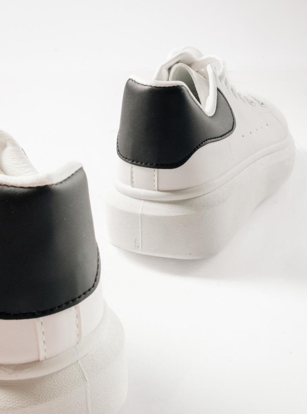 Δίσολα sneakers λευκά με μαύρη λεπτομέρεια στη φτέρνα ΑΣΠΡΟ/ΜΑΥΡΟ Δίσολα sneakers λευκά με μαύρη λεπτομέρεια στη φτέρνα ΑΣΠΡΟ/ΜΑΥΡΟ