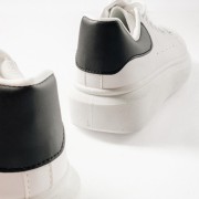 Δίσολα sneakers λευκά με μαύρη λεπτομέρεια στη φτέρνα ΑΣΠΡΟ/ΜΑΥΡΟ