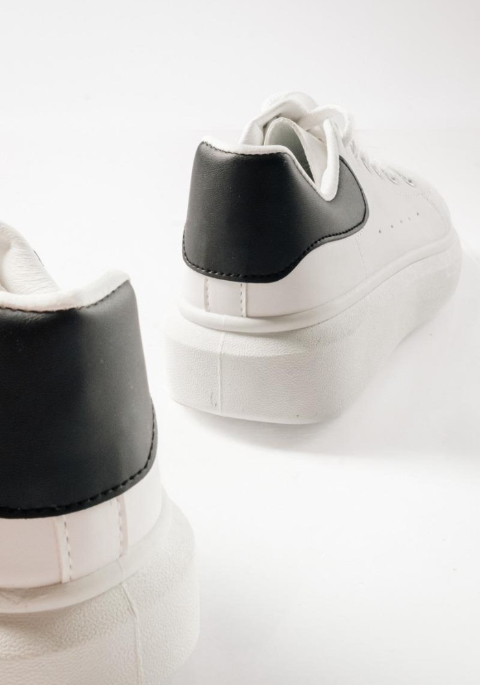 Δίσολα sneakers λευκά με μαύρη λεπτομέρεια στη φτέρνα ΑΣΠΡΟ/ΜΑΥΡΟ