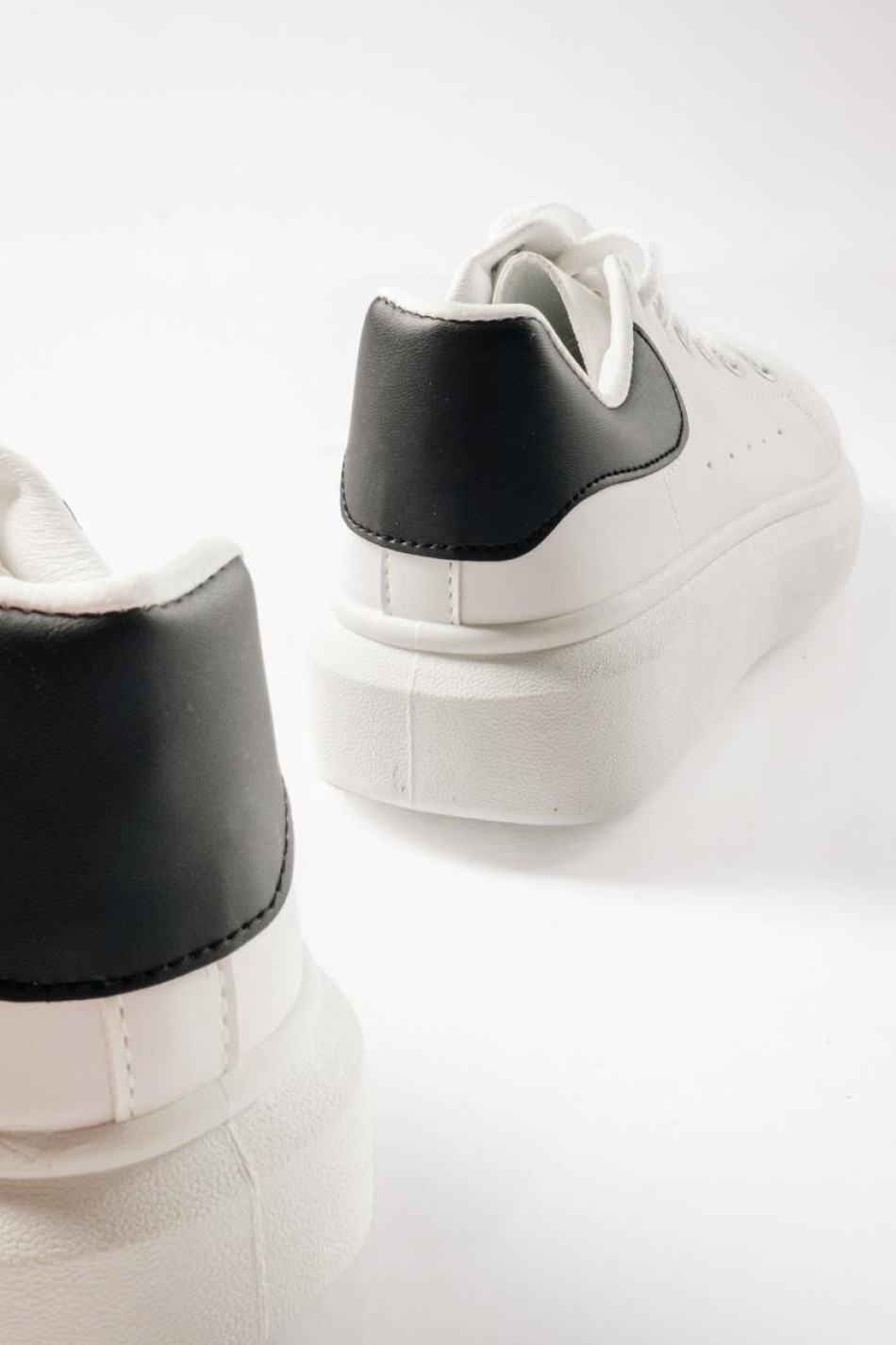 Δίσολα sneakers λευκά με μαύρη λεπτομέρεια στη φτέρνα ΑΣΠΡΟ/ΜΑΥΡΟ