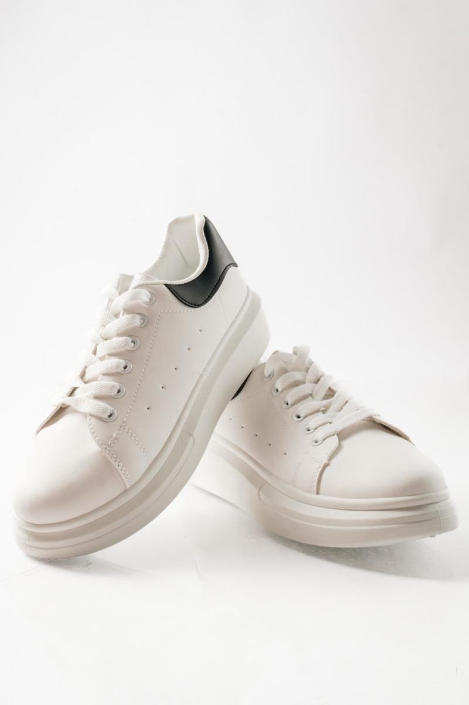 Δίσολα sneakers λευκά με μαύρη λεπτομέρεια στη φτέρνα ΑΣΠΡΟ/ΜΑΥΡΟ