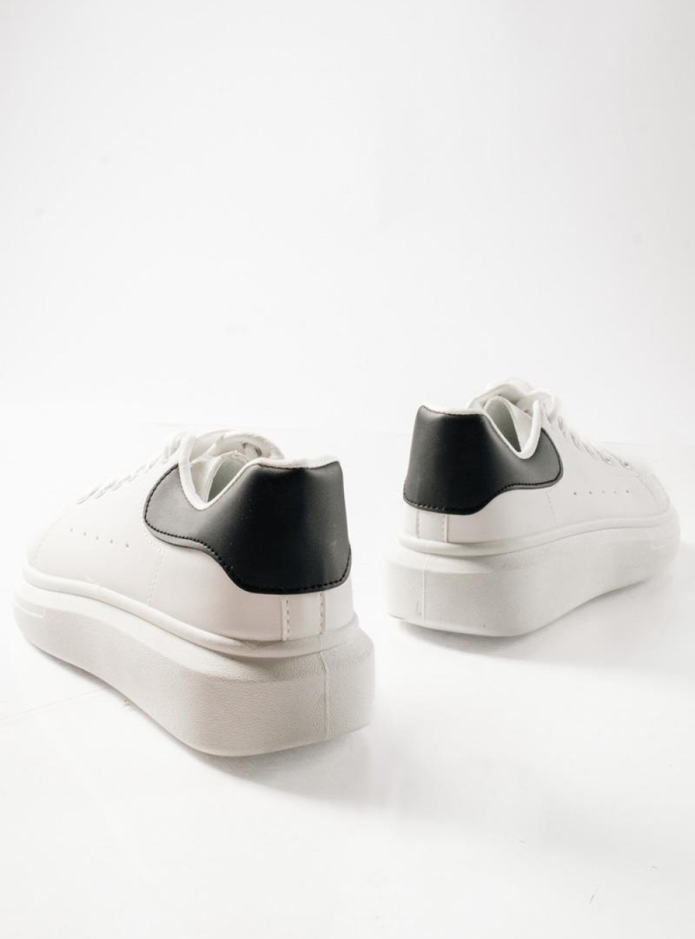 Δίσολα sneakers λευκά με μαύρη λεπτομέρεια στη φτέρνα ΑΣΠΡΟ/ΜΑΥΡΟ Δίσολα sneakers λευκά με μαύρη λεπτομέρεια στη φτέρνα ΑΣΠΡΟ/ΜΑΥΡΟ