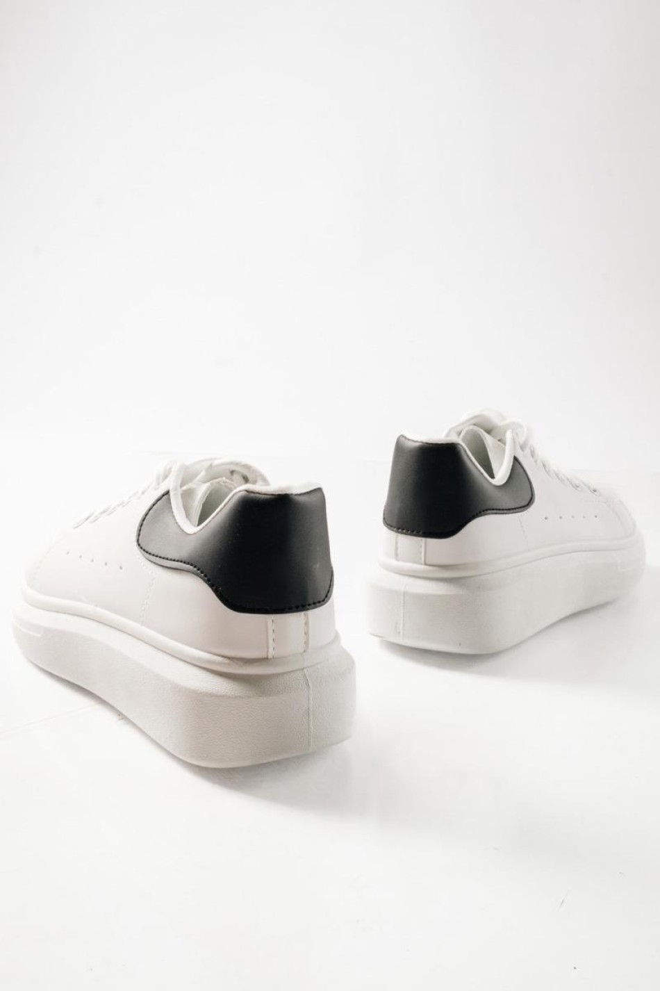 Δίσολα sneakers λευκά με μαύρη λεπτομέρεια στη φτέρνα ΑΣΠΡΟ/ΜΑΥΡΟ