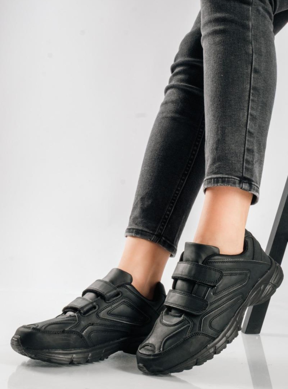 Αθλητικά με διπλό scratch και αντιολισθητική σόλα ΜΑΥΡΟ