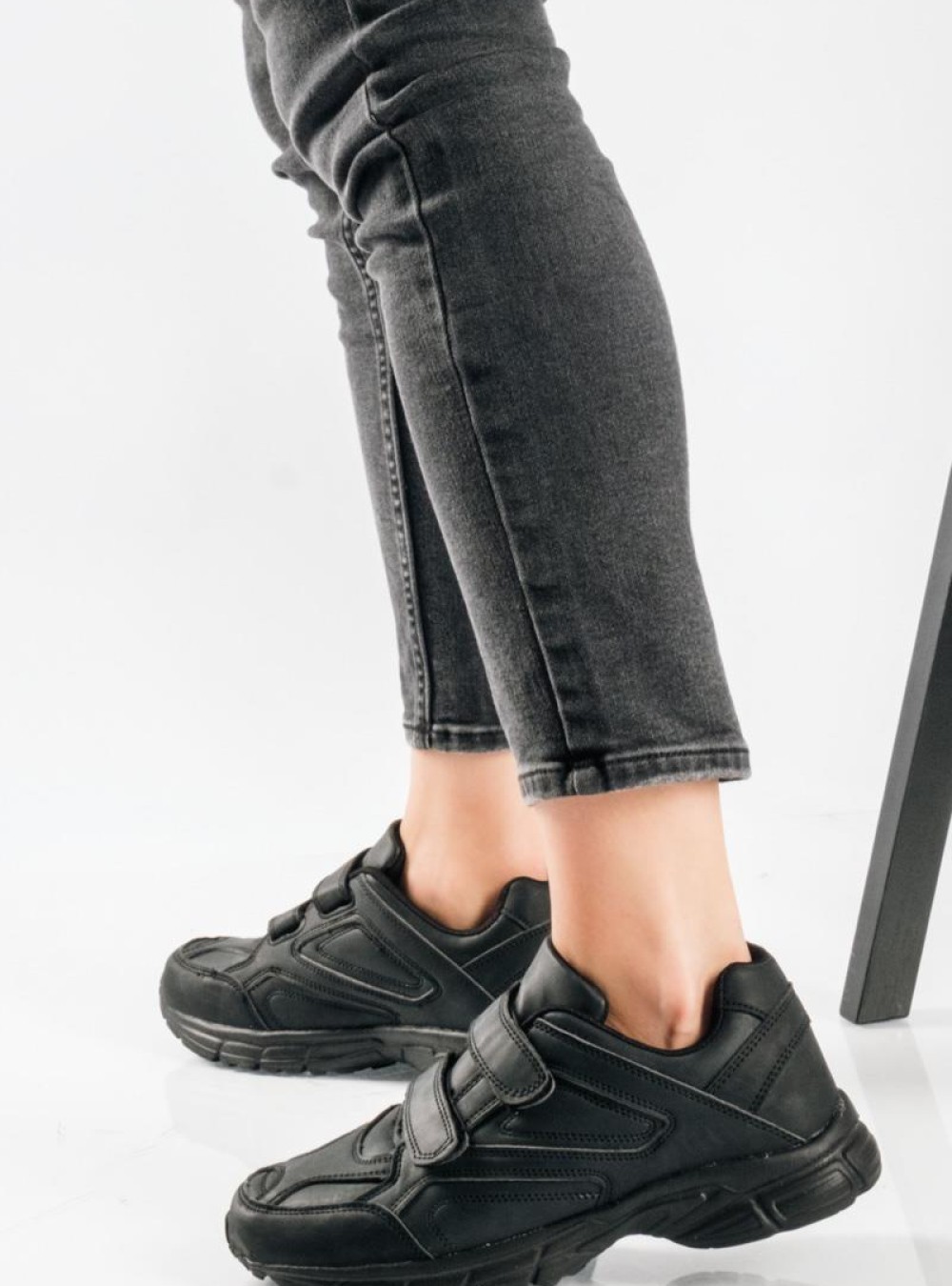 Αθλητικά με διπλό scratch και αντιολισθητική σόλα ΜΑΥΡΟ