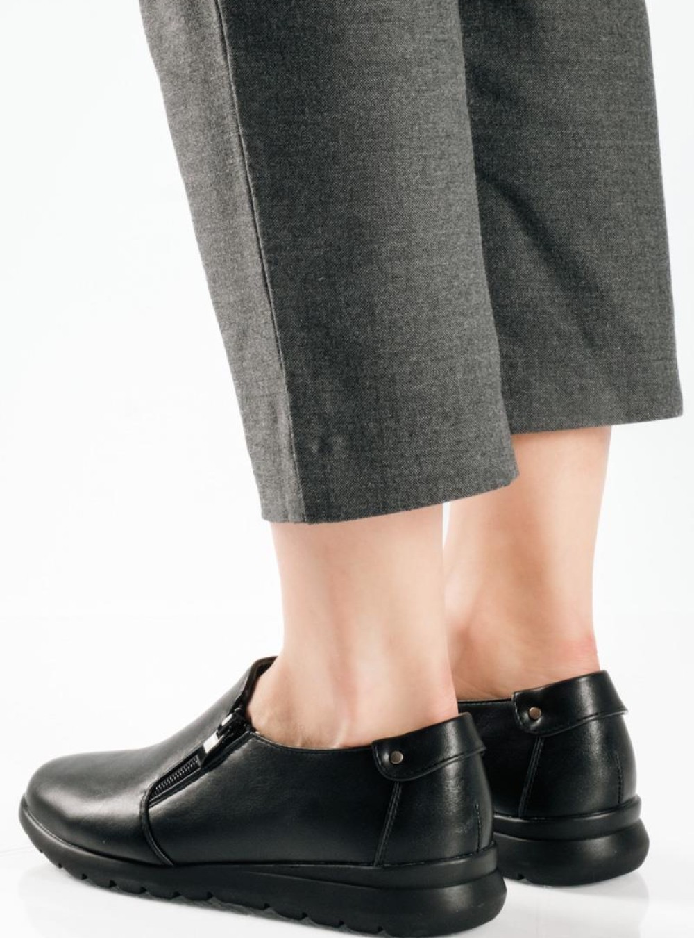 Slip-on γυναικεία παπούτσια με πλαϊνό φερμουάρ ΜΑΥΡΟ