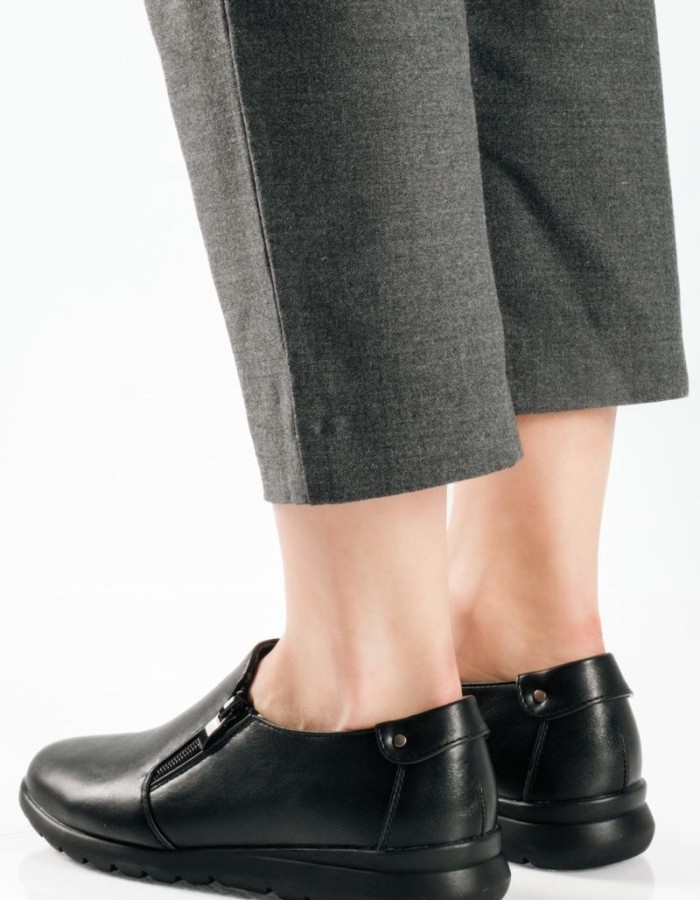 Slip-on γυναικεία παπούτσια με πλαϊνό φερμουάρ ΜΑΥΡΟ