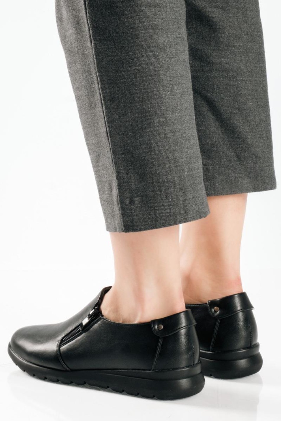 Slip-on γυναικεία παπούτσια με πλαϊνό φερμουάρ ΜΑΥΡΟ Slip-on γυναικεία παπούτσια με πλαϊνό φερμουάρ ΜΑΥΡΟ