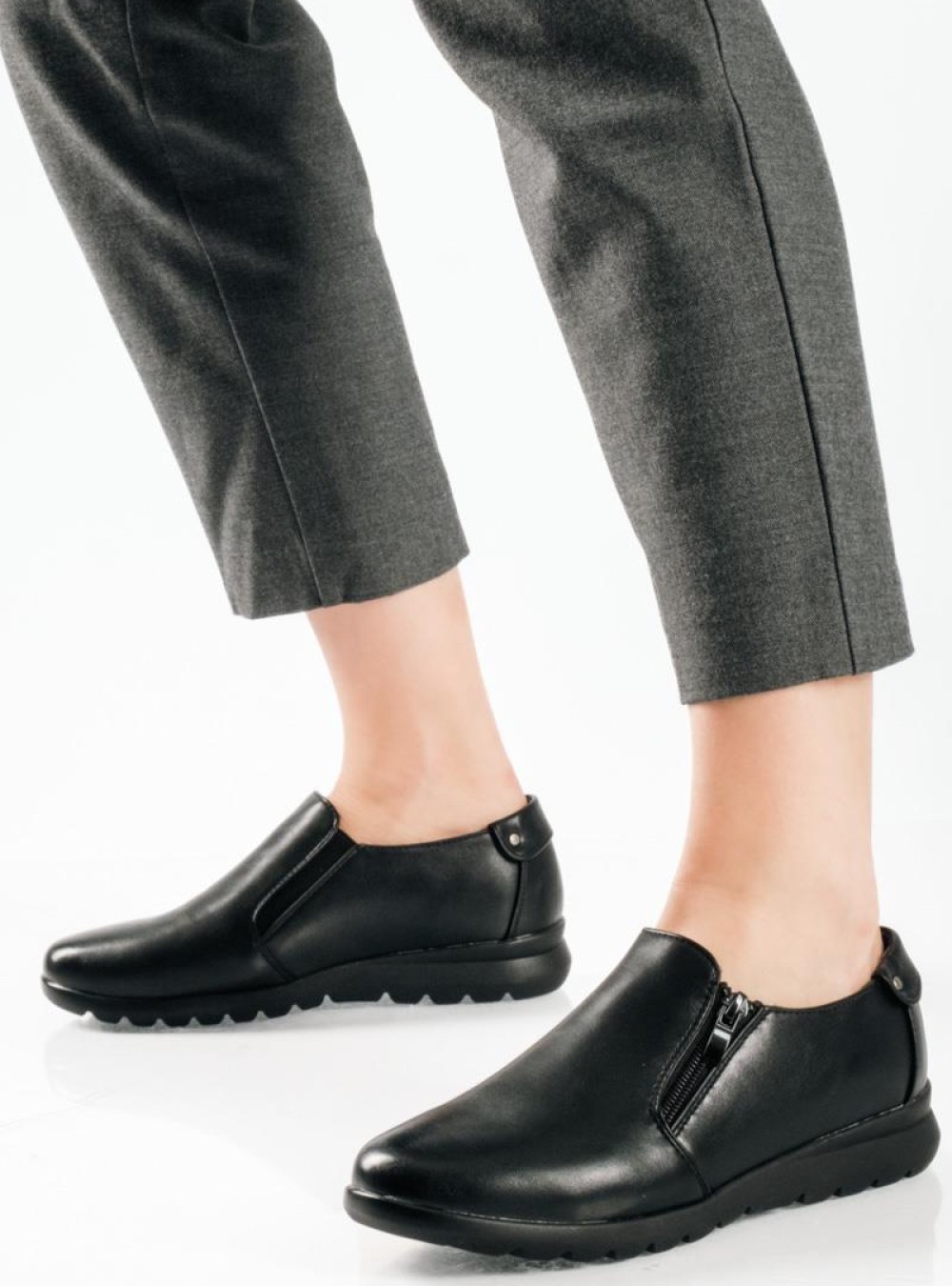Slip-on γυναικεία παπούτσια με πλαϊνό φερμουάρ ΜΑΥΡΟ
