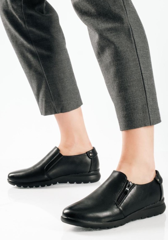 Slip-on γυναικεία παπούτσια με πλαϊνό φερμουάρ ΜΑΥΡΟ