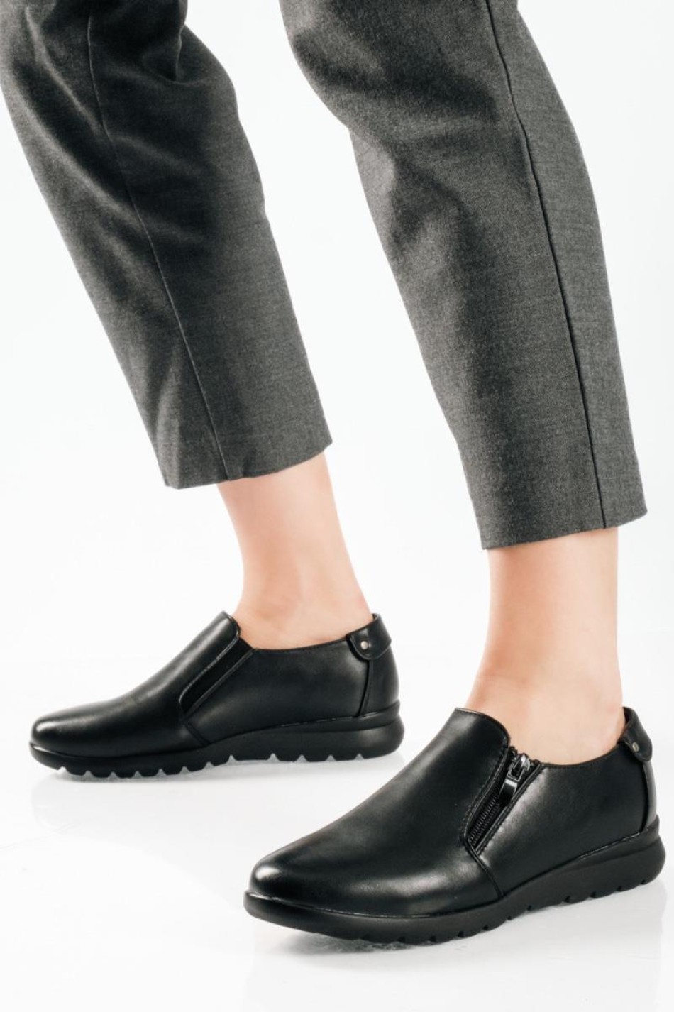 Slip-on γυναικεία παπούτσια με πλαϊνό φερμουάρ ΜΑΥΡΟ Slip-on γυναικεία παπούτσια με πλαϊνό φερμουάρ ΜΑΥΡΟ