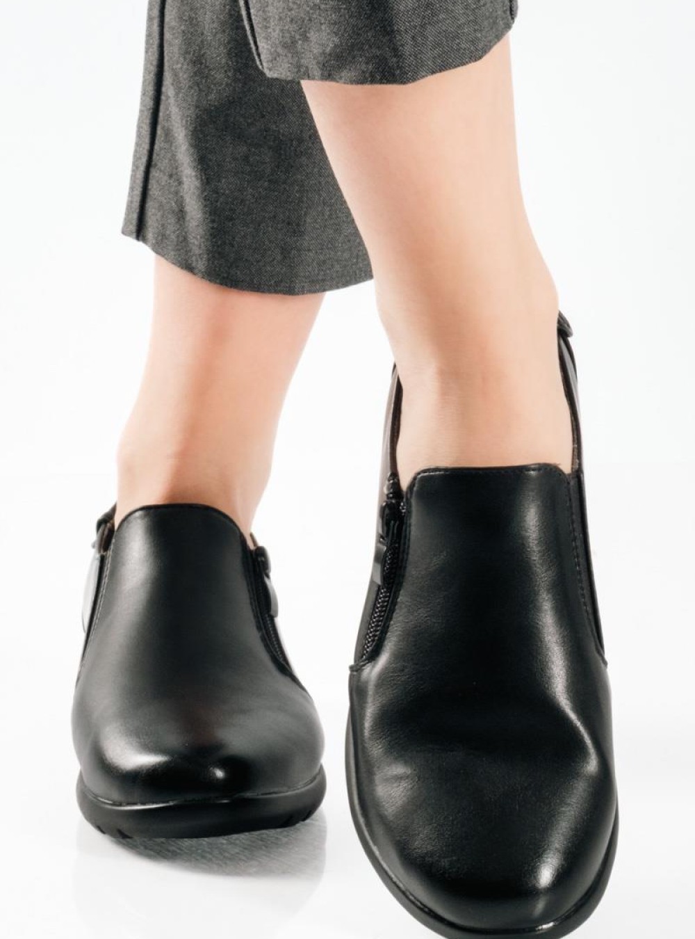 Slip-on γυναικεία παπούτσια με πλαϊνό φερμουάρ ΜΑΥΡΟ