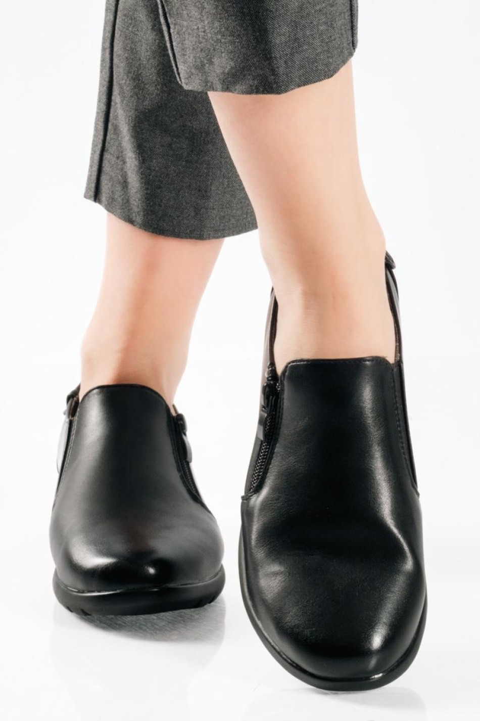 Slip-on γυναικεία παπούτσια με πλαϊνό φερμουάρ ΜΑΥΡΟ Slip-on γυναικεία παπούτσια με πλαϊνό φερμουάρ ΜΑΥΡΟ