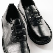 Slip-on γυναικεία παπούτσια με ελαστικά λαστιχάκια στο επάνω μέρος ΜΑΥΡΟ Slip-on γυναικεία παπούτσια με ελαστικά λαστιχάκια στο επάνω μέρος ΜΑΥΡΟ