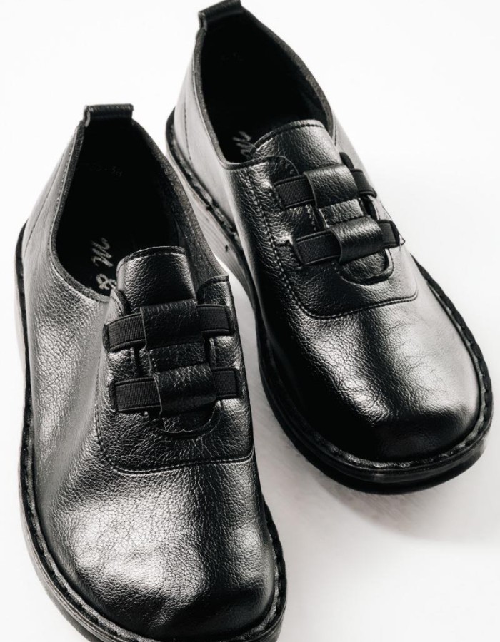 Slip-on γυναικεία παπούτσια με ελαστικά λαστιχάκια στο επάνω μέρος ΜΑΥΡΟ