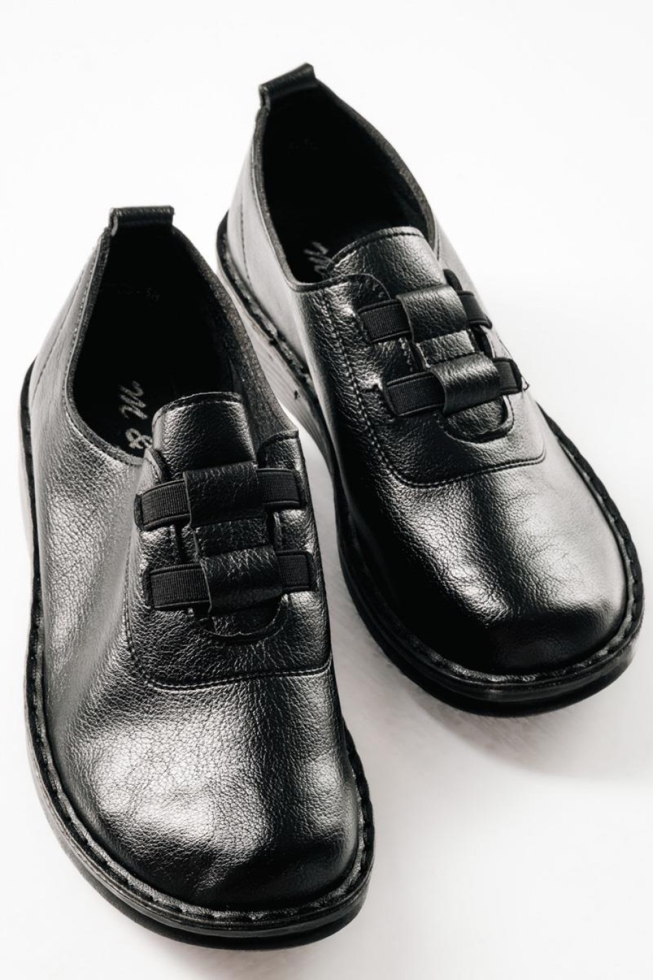 Slip-on γυναικεία παπούτσια με ελαστικά λαστιχάκια στο επάνω μέρος ΜΑΥΡΟ Slip-on γυναικεία παπούτσια με ελαστικά λαστιχάκια στο επάνω μέρος ΜΑΥΡΟ