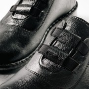 Slip-on γυναικεία παπούτσια με ελαστικά λαστιχάκια στο επάνω μέρος ΜΑΥΡΟ Slip-on γυναικεία παπούτσια με ελαστικά λαστιχάκια στο επάνω μέρος ΜΑΥΡΟ