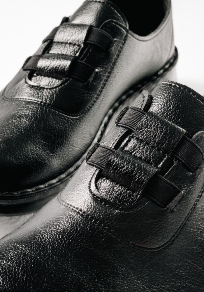 Slip-on γυναικεία παπούτσια με ελαστικά λαστιχάκια στο επάνω μέρος ΜΑΥΡΟ