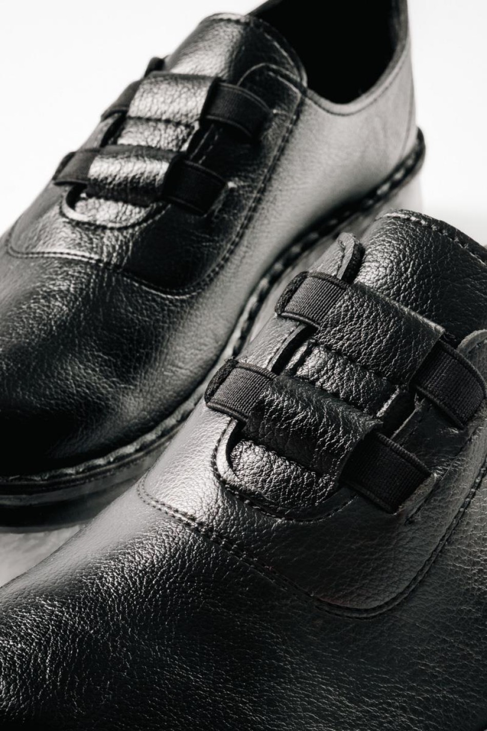 Slip-on γυναικεία παπούτσια με ελαστικά λαστιχάκια στο επάνω μέρος ΜΑΥΡΟ Slip-on γυναικεία παπούτσια με ελαστικά λαστιχάκια στο επάνω μέρος ΜΑΥΡΟ