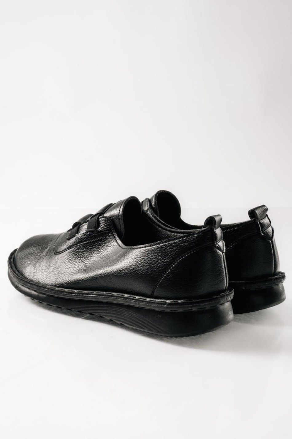 Slip-on γυναικεία παπούτσια με ελαστικά λαστιχάκια στο επάνω μέρος ΜΑΥΡΟ Slip-on γυναικεία παπούτσια με ελαστικά λαστιχάκια στο επάνω μέρος ΜΑΥΡΟ