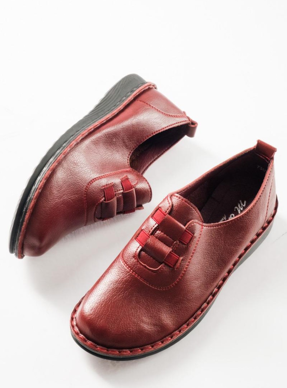 Slip-on γυναικεία παπούτσια με ελαστικά λαστιχάκια στο επάνω μέρος ΜΠΟΡΝΤΩ Slip-on γυναικεία παπούτσια με ελαστικά λαστιχάκια στο επάνω μέρος ΜΠΟΡΝΤΩ