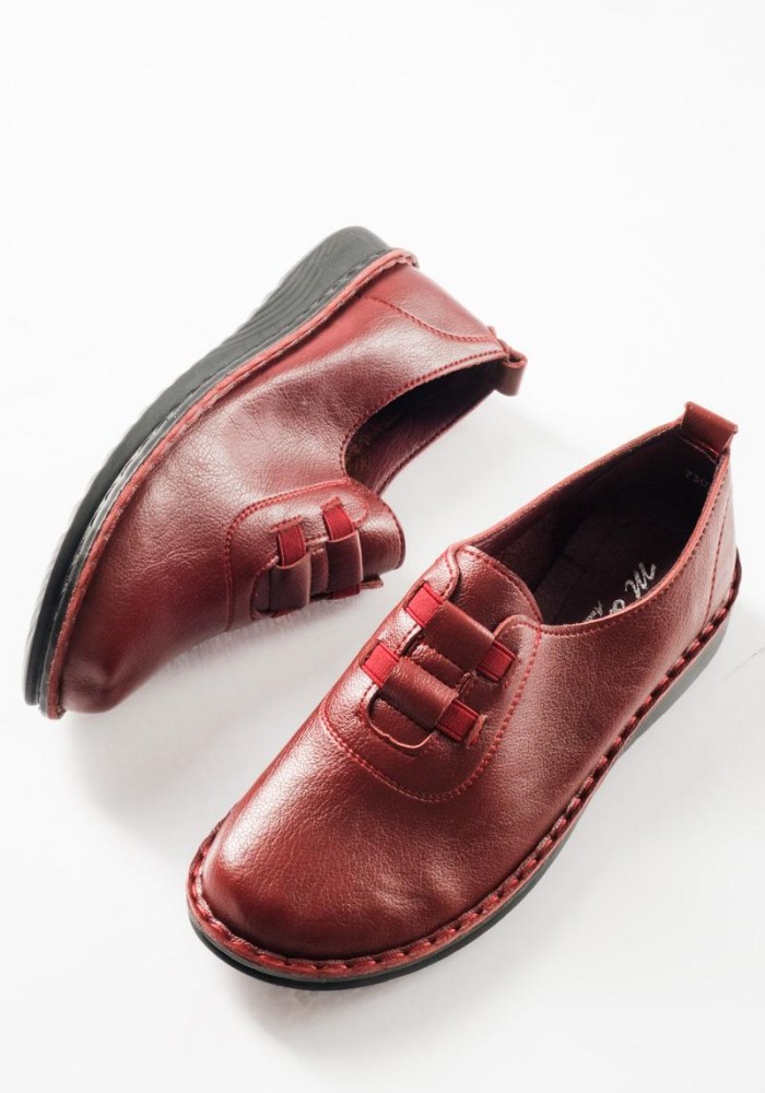 Slip-on γυναικεία παπούτσια με ελαστικά λαστιχάκια στο επάνω μέρος ΜΠΟΡΝΤΩ