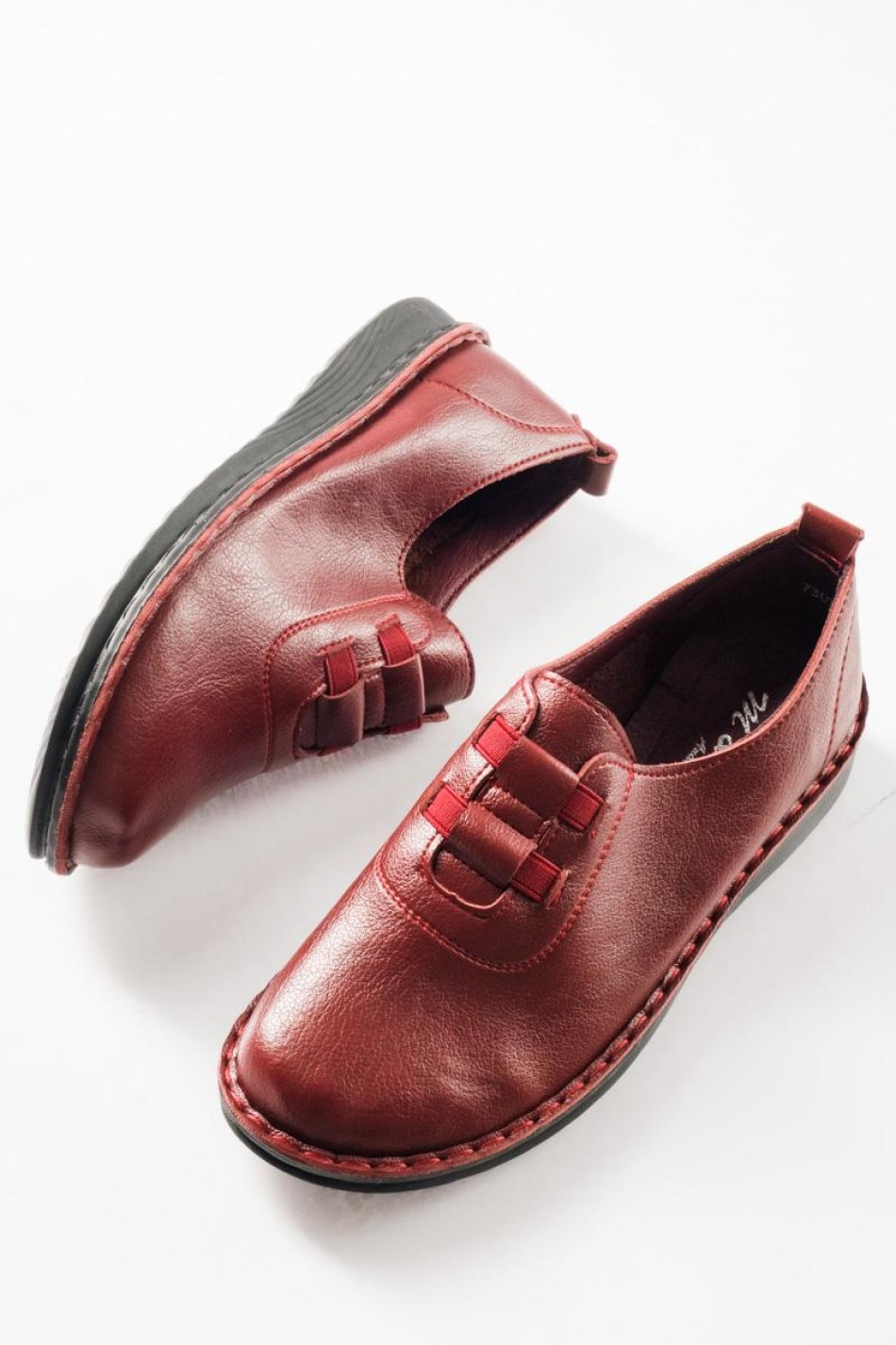 Slip-on γυναικεία παπούτσια με ελαστικά λαστιχάκια στο επάνω μέρος ΜΠΟΡΝΤΩ Slip-on γυναικεία παπούτσια με ελαστικά λαστιχάκια στο επάνω μέρος ΜΠΟΡΝΤΩ