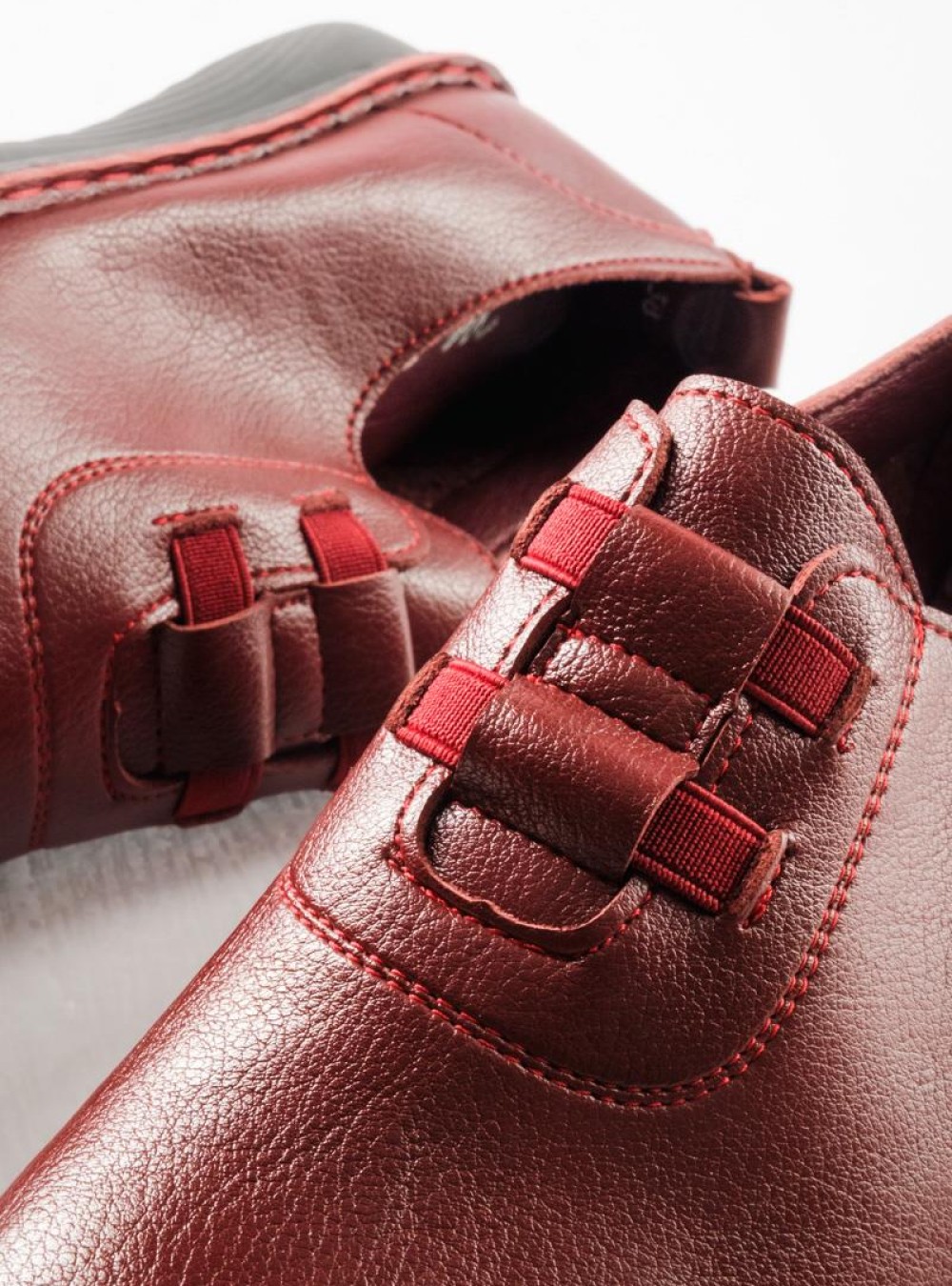 Slip-on γυναικεία παπούτσια με ελαστικά λαστιχάκια στο επάνω μέρος ΜΠΟΡΝΤΩ Slip-on γυναικεία παπούτσια με ελαστικά λαστιχάκια στο επάνω μέρος ΜΠΟΡΝΤΩ