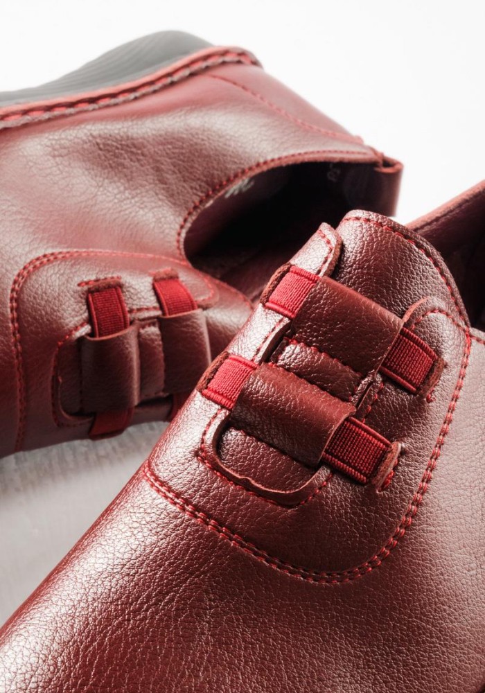 Slip-on γυναικεία παπούτσια με ελαστικά λαστιχάκια στο επάνω μέρος ΜΠΟΡΝΤΩ