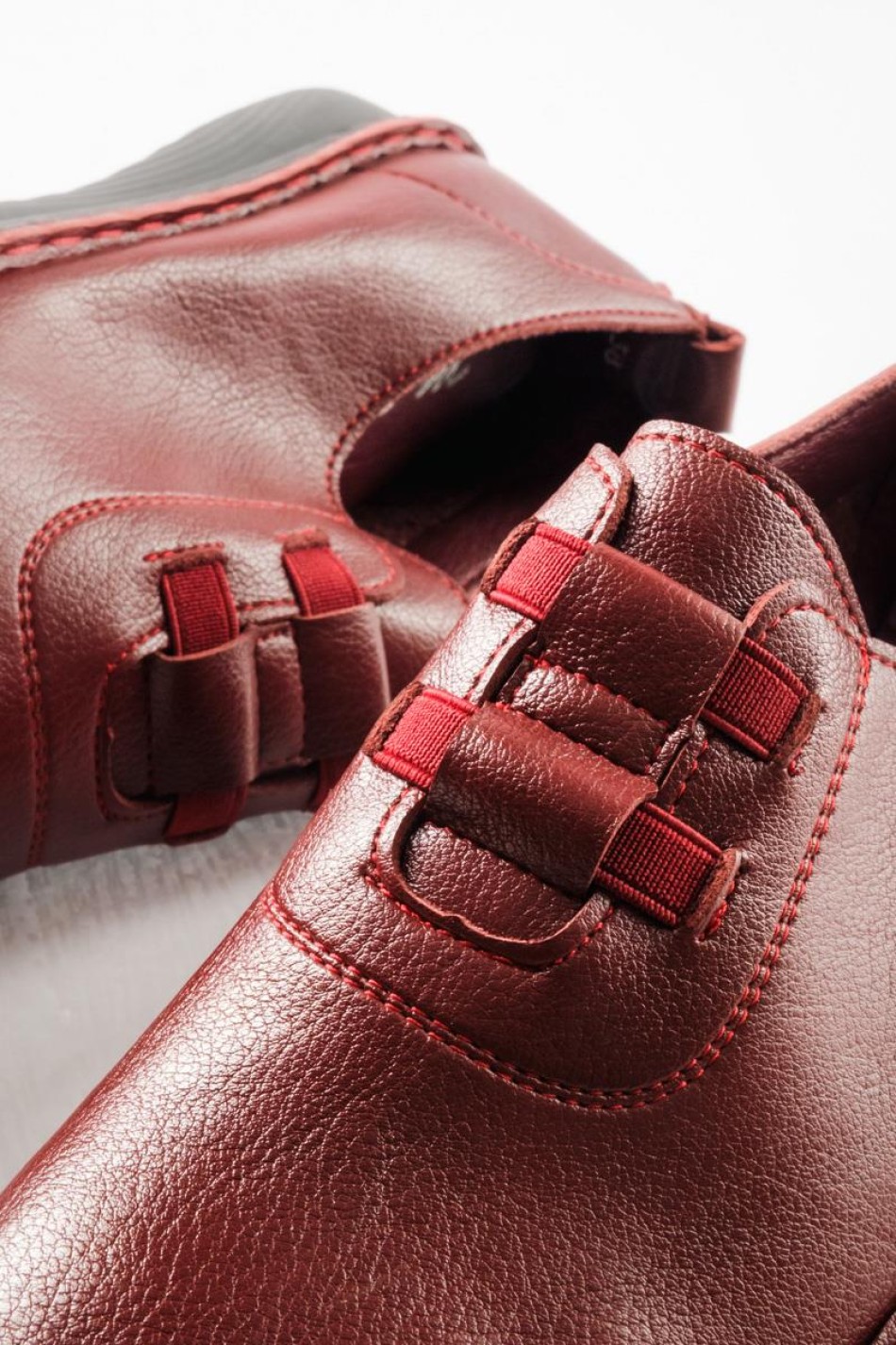 Slip-on γυναικεία παπούτσια με ελαστικά λαστιχάκια στο επάνω μέρος ΜΠΟΡΝΤΩ Slip-on γυναικεία παπούτσια με ελαστικά λαστιχάκια στο επάνω μέρος ΜΠΟΡΝΤΩ