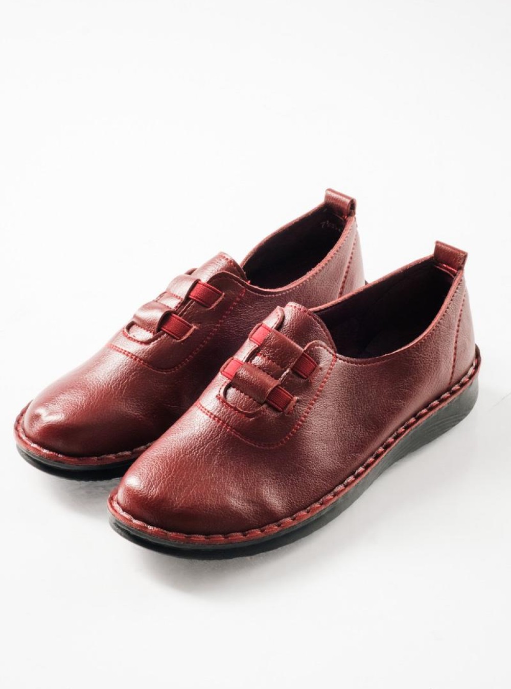 Slip-on γυναικεία παπούτσια με ελαστικά λαστιχάκια στο επάνω μέρος ΜΠΟΡΝΤΩ Slip-on γυναικεία παπούτσια με ελαστικά λαστιχάκια στο επάνω μέρος ΜΠΟΡΝΤΩ